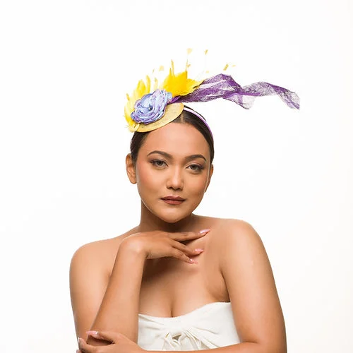 Delicate fascinator with flowy trims